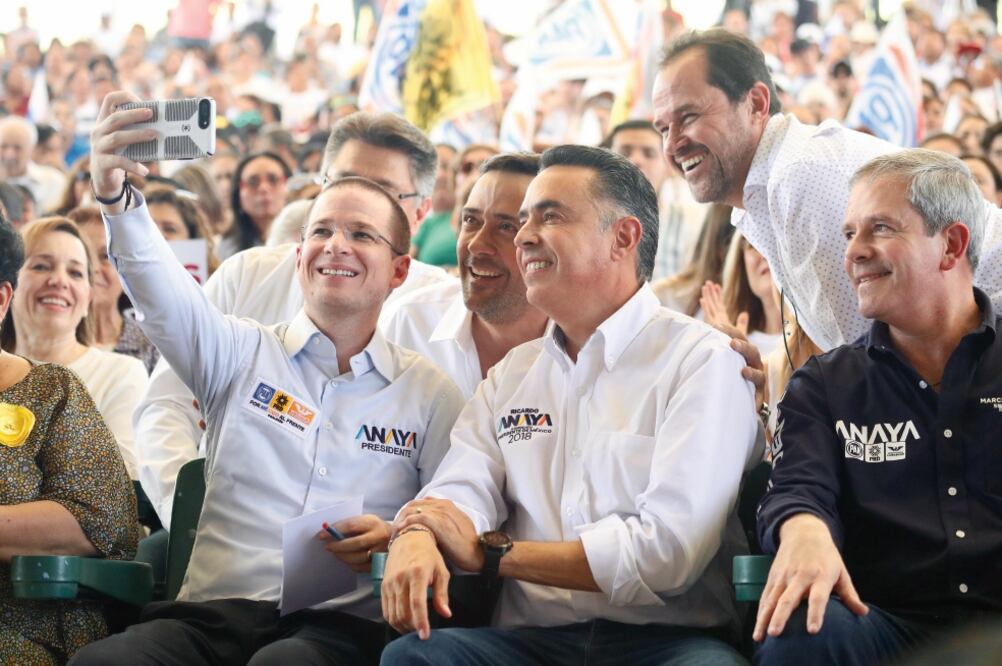 El candidato presidencial, Ricardo Anaya (izq), acompañado del candidato al Senado, Guillermo Anaya (cen), en un mitin en el Parque de Las Maravillas. Foto: ARIEL OJEDA. EL UNIVERSAL