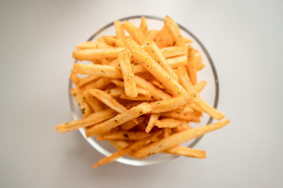 Lograr unas papas fritas doradas y crujientes en casa requiere dominar la técnica de doble cocción y el control de la humedad. Foto: Unsplash.