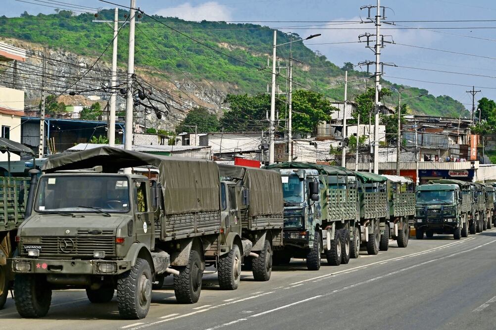 Camiones militares afuera del complejo penitenciario Regional 8 durante un operativo en Guayaquil, la mayor ciudad de Ecuador. Foto: Marcos Pin | AFP