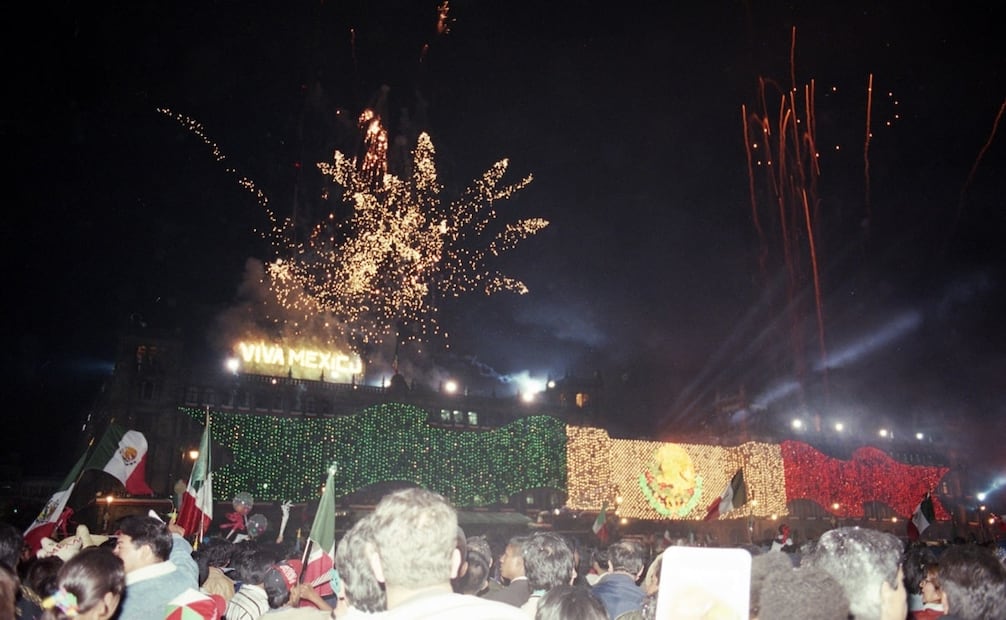 Espectáculo de fuegos artificiales el 15 de septiembre de 1996, en el Zócalo Capitalino. Foto: Gustavo Hurtado/Archivo EL UNIVERSAL.