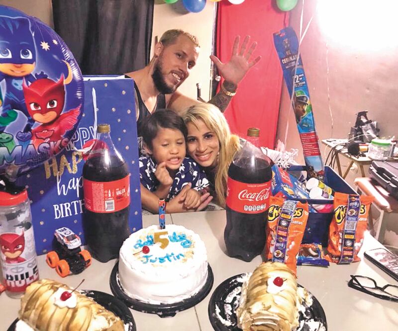 Los cubanos Niurka González y Yosdani Ajete, a quienes EL UNIVERSAL ha seguid o, se esfuerzan en México por festejarle a su hijo, Justin, sus fechas importantes. CORTESIA
