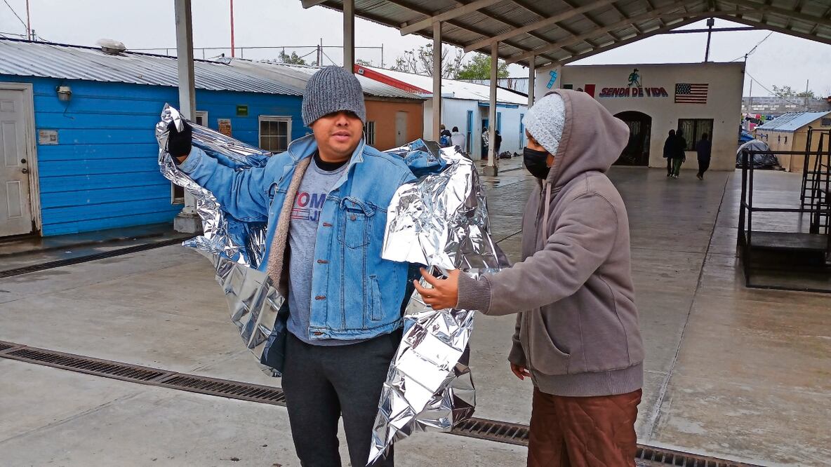 Los migrantes duermen sobre colchonetas al interior de la casa de campaña que han adaptado con bolsas de plástico y cartón para protegerse de la lluvia. Cada uno cuenta con una cobija y una manta térmica de aluminio. Foto: Sandra Tovar / EL UNIVERSAL