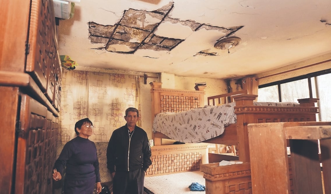 Las grietas en la casa de la familia Corona recorren paredes desde el piso hasta el techo. En algunas habitaciones el suelo se ha desnivelado y la humedad ha consumido marcos, puertas y muebles. Fotos: de Osmar Alvarado