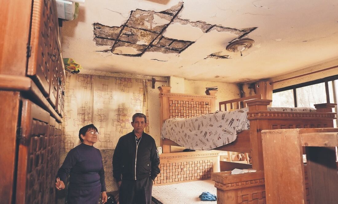 Las grietas en la casa de la familia Corona recorren paredes desde el piso hasta el techo. En algunas habitaciones el suelo se ha desnivelado y la humedad ha consumido marcos, puertas y muebles. Fotos: de Osmar Alvarado