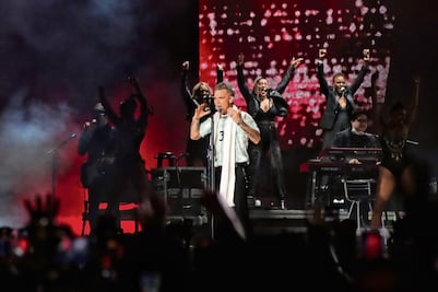 Robbie Williams, “celestial” e irreverente
