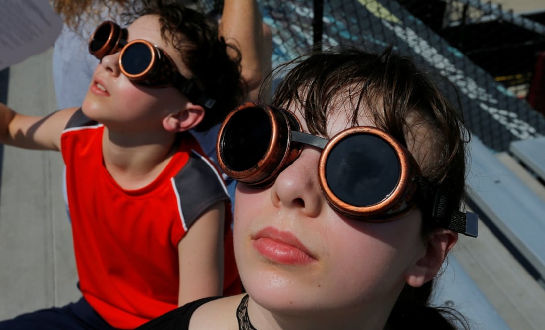 Un eclipse total de sol ocurre aproximadamente una vez cada 375 años, según datos de la NASA, y los astrónomos llamaron a la gente a asistir al evento. Foto: Reuters