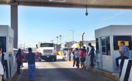 Maestros toman casetas y garitas de Sonora