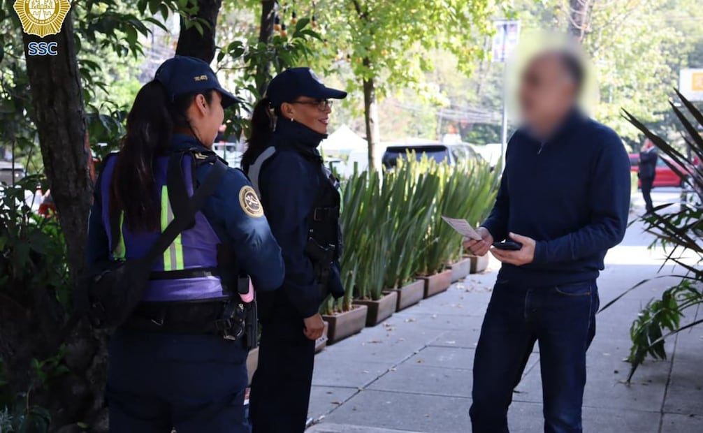Policías capitalinos realizan operativo preventivo en la alcaldía Miguel Hidalgo; alertan sobre dos modalidades de fraude.
Foto: Especial.