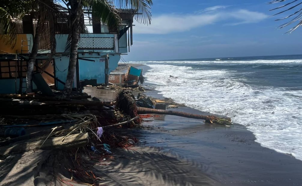 Fenómeno de mar de fondo destruye cabañas en Tonalá, Chiapas; Boca del Cielo pierde 80 metros de playa.
Foto: Especial.