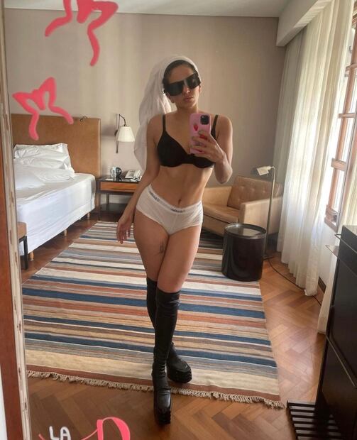 Rosalía muestra su ropa interior al más puro estilo de los 90