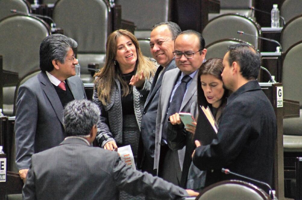 En la sesión de ayer de la Cámara de Diputados se buscó agilizar el trámite para la creación de una empresa, por lo que en un mismo día se dará a los emprendedores el acta constitutiva, RFC, el trámite ante el IMSS y folio de registro público (OBTURADOR)