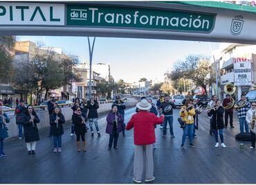 Al son de la música, protestan integrantes de la Sinfónica de Zacatecas; defienden sus plazas