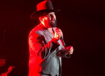 Carín León sorprende en Las Vegas: Improvisa homenajes y canta más de 40 temas