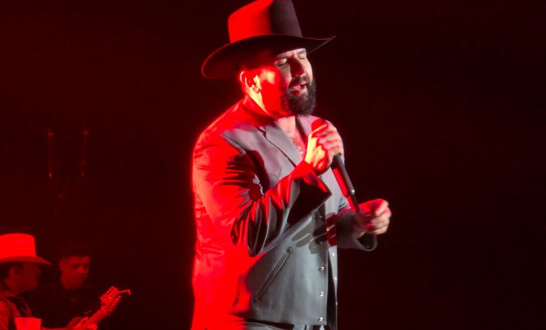 El cantante mexicano Carín León se presentó en el MGM Grand Garden Arena anoche. Foto: Jesús Díaz / EL UNIVERSAL