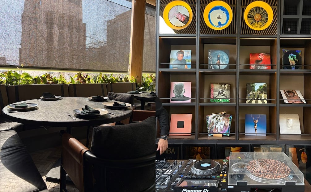 En Somma Rooftop hay sesiones con DJ en las noches para amenizar la degustación de alimentos. Foto: Fernanda OH / EL UNIVERSAL