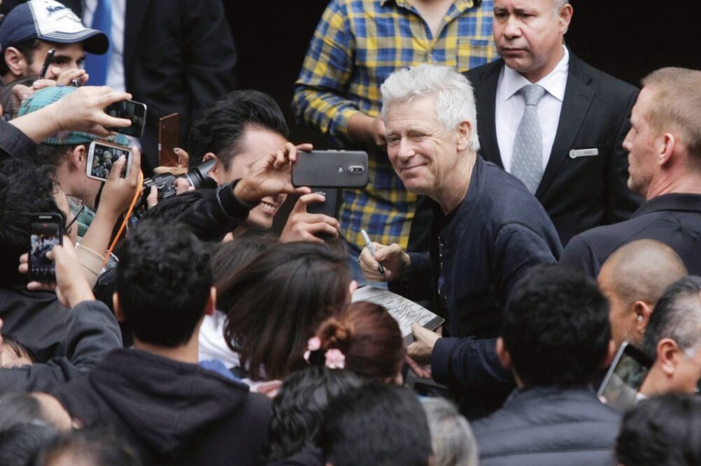 Sonriente, Adam Clayton firmó autógrafos a los fans afuera del hotel. (FOTOS: CARLOS MEJÍA. EL UNIVERSAL)