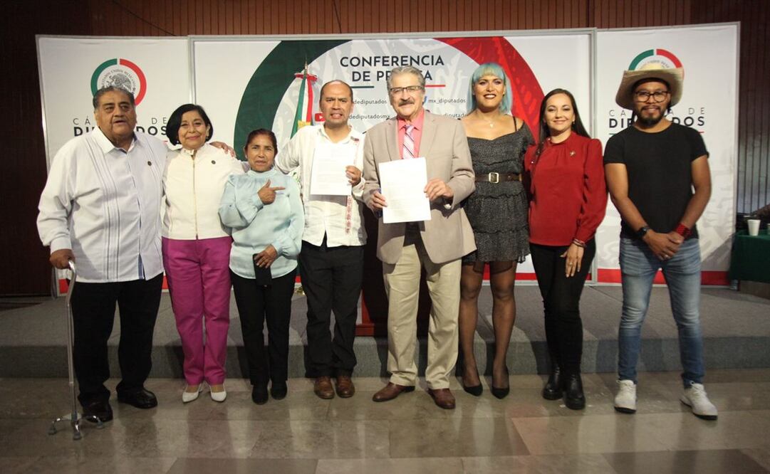 Diputado Alejandro Robles, acompañado de legisladores de Morena en anuncio de demanda a los ministros de la Corte. Foto: Especial