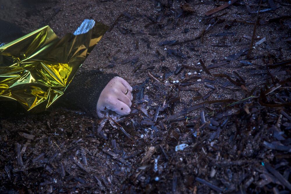 El naufragio en Samos chocó provocando la muerte de cinco mujeres, dos niños y cuatro bebés (Foto: AP)