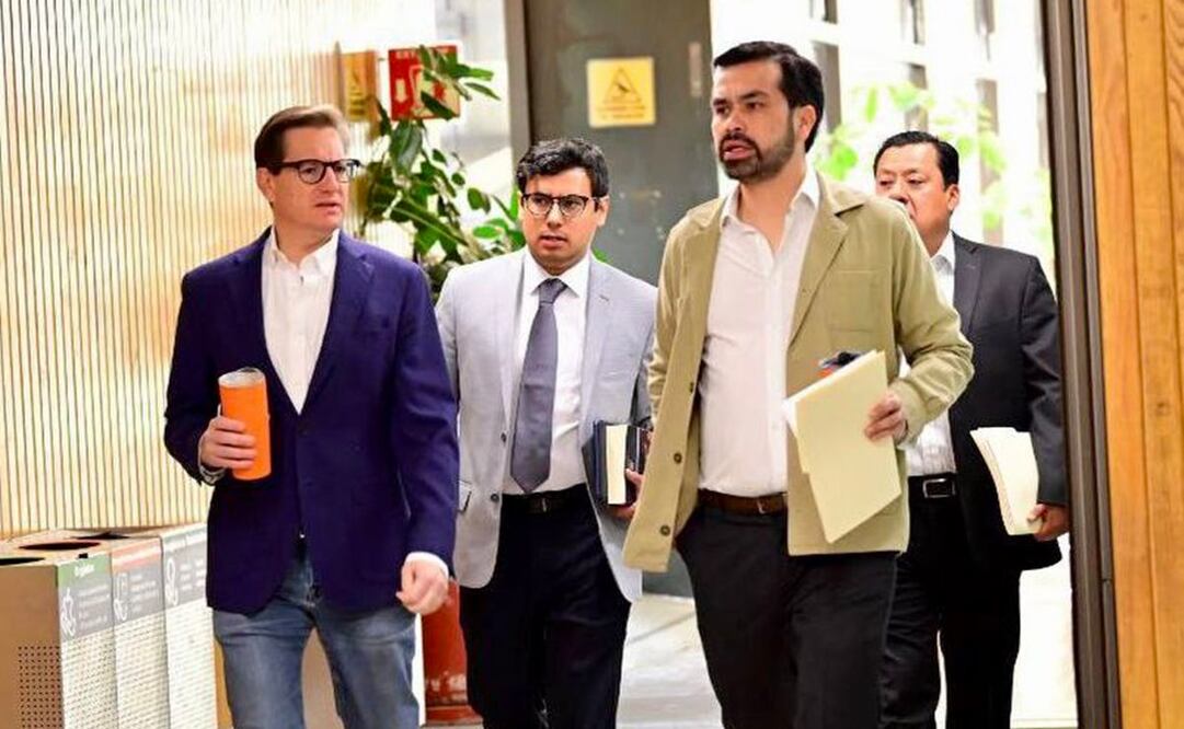 Legisladores de Movimiento Ciudadano, Jorge Álvarez Máynez y Salomón Chertorivski, tras presentar medidas cautelares por actos anticipados de campaña de Morena. Foto: Twitter @AlvarezMaynez