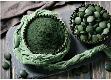 Los beneficios desconocidos de tomar espirulina, el superalimento rico en biotina, proteína y hierro