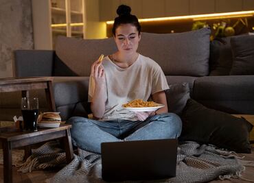 5 hábitos que debes eliminar después de comer porque perjudican tu salud, según médicos