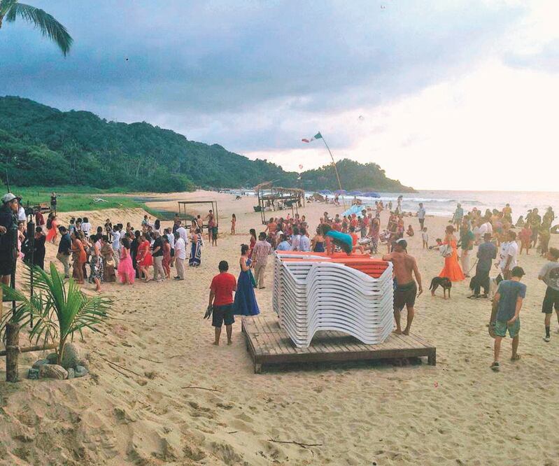 En un club de playa, asistentes a una boda olvidaron la sana distancia y las medidas de mitigación contra el Covid-19. FOTOS: RAÚL TORRES. EL UNIVERSAL
