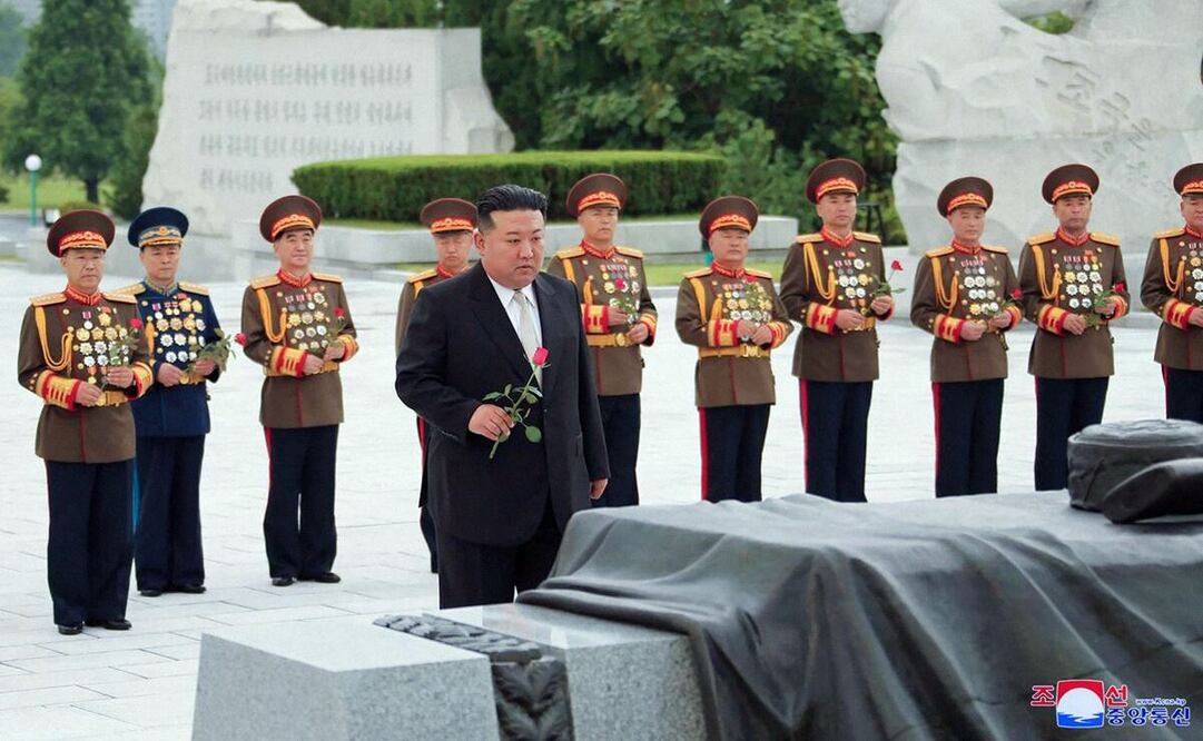 El líder norcoreano Kim Jong-un (centro), en el Cementerio de los Mártires de la Guerra de Liberación de la Patria. Foto: AFP