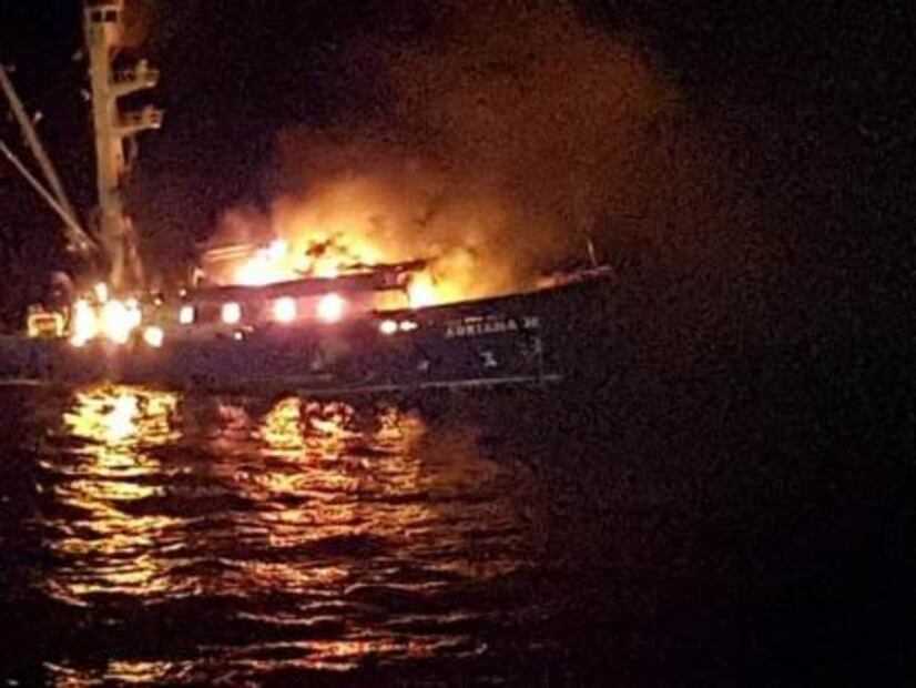 Rescatan a 24 pescadores de barco atunero incendiado en Oaxaca