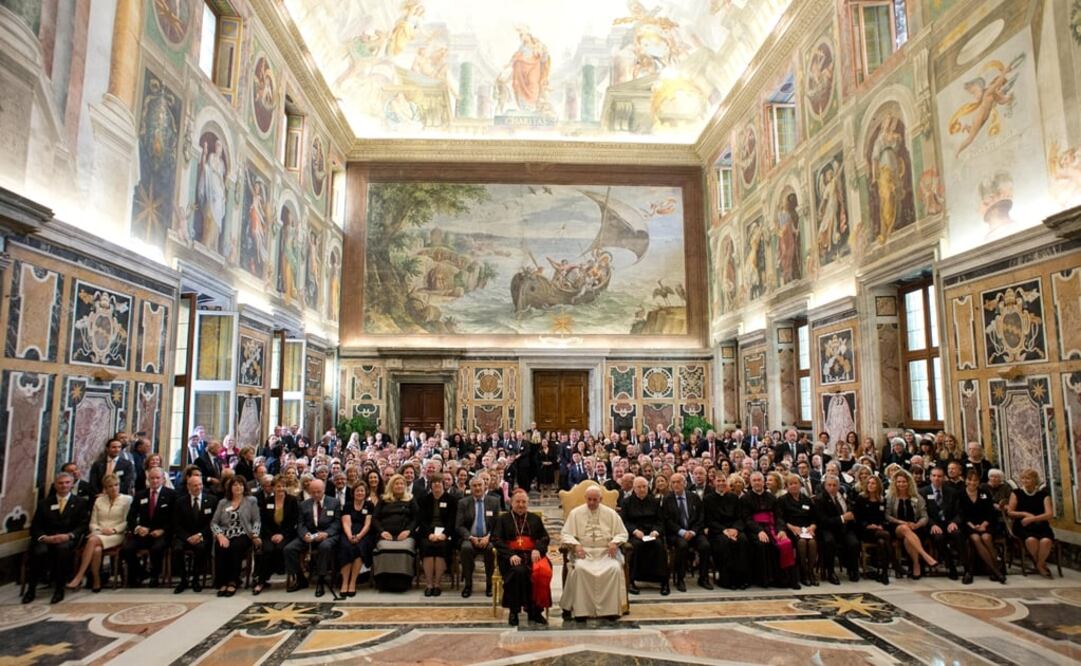 El papa Francisco, de blanco al frente, posa con los Patrocinadores del Arte de los Museos Vaticanos. Foto: Archivo