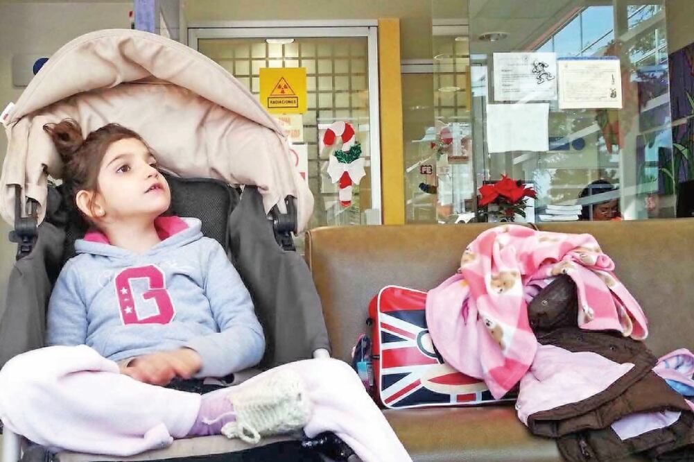 Médicos del Hospital Infantil de México le practicaron una callosotomía (cirugía que consiste en cortar tres cuartos del cuerpo calloso del cerebro) a la pequeña, con el objetivo de controlar las crisis generalizadas (Foto: FAMILIA ELIZALDE B.)