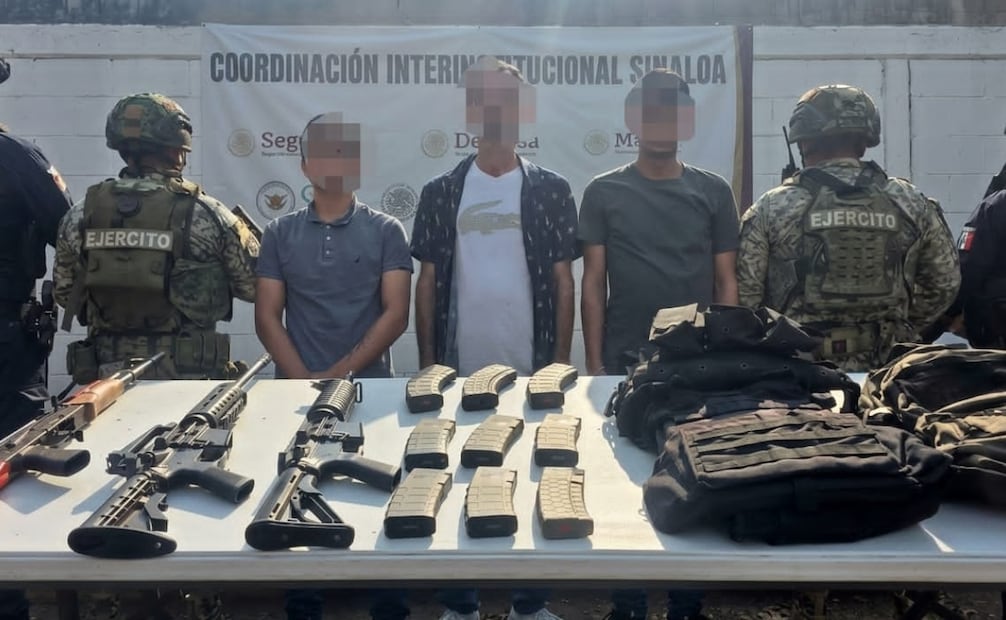 Aseguraron un fusil M&P, un fusil M4, otro AVSK, calibre 7.62X39 mm, nueve cargadores abastecidos, 270 cartuchos útiles para estas armas, dos chalecos tácticos, con placas balísticas y una motocicleta. | Foto: Especial.