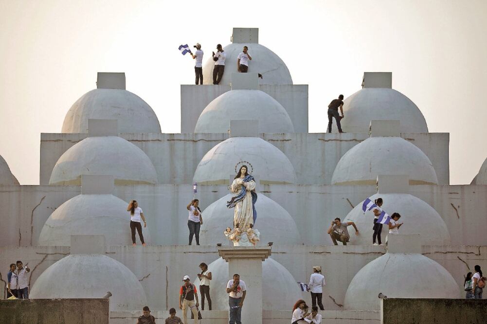 Un grupo de personas se manifiesta en las cúpulas de la Catedral Metropolitana de Managua, por el fin de la violencia en Nicaragua. Foto: JOSÉ CABEZAS. REUTERS