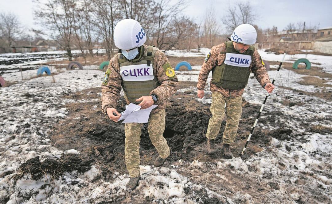 Integrantes del Centro Conjunto de Control y Coordinación del Régimen de Cese al Fuego, o JCCC, en la zona donde ayer cayó un proyectil cerca de una escuela en Vrubivka, en la región de Luhansk. Foto:Vadim Ghirda / AP