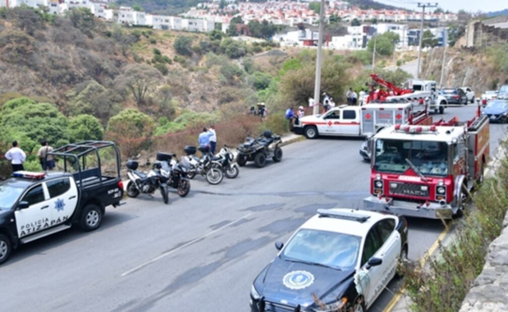 Conductor evita choque, pero cae a barranco y muere en Edoméx