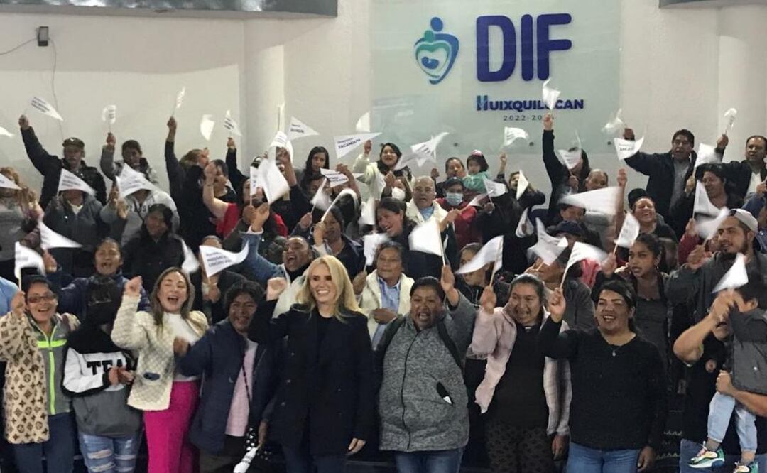 La alcaldesa de Huixquilucan, Romina Contreras Carrasco, se reunió hoy con 67 familias que son beneficiarias de la construcción de 87 cuartos adicionales a sus viviendas, en los que el gobierno local y estatal invirtieron 9.5 millones de pesos. Foto: Especial