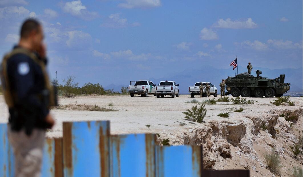 Un vehículo militar estadounidense vigila la frontera durante la "Operación Espejo" que se lleva a cabo por la Secretaría de Seguridad Pública del Estado de Chihuahua (SSPE) en coordinación con la Patrulla Fronteriza de Estados Unidos en Ciudad Juárez, Chihuahua, el 20 de agosto de 2025. Foto: AFP