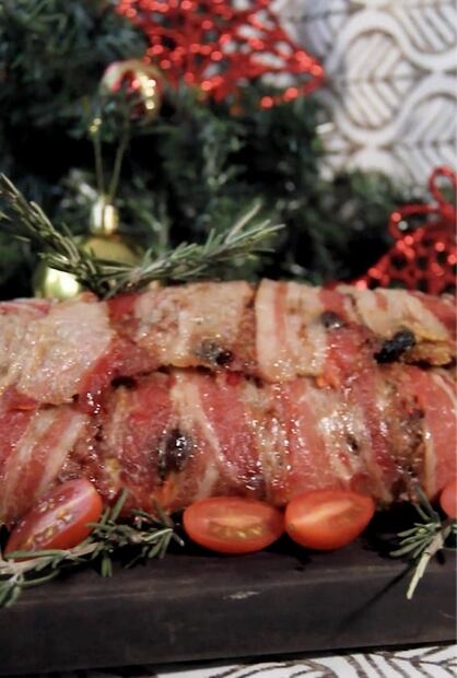 Rollo de carne envuelto en tocino para Navidad