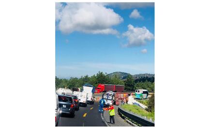 Vuelca tráiler en la México-Puebla