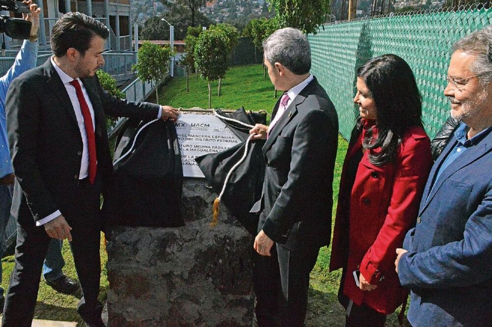 El delegado de Magdalena Contreras, Arturo Medina, y el jefe de gobierno, Miguel Ángel Mancera, develaron la placa del nuevo plantel de la UACM (ESPECIAL)
