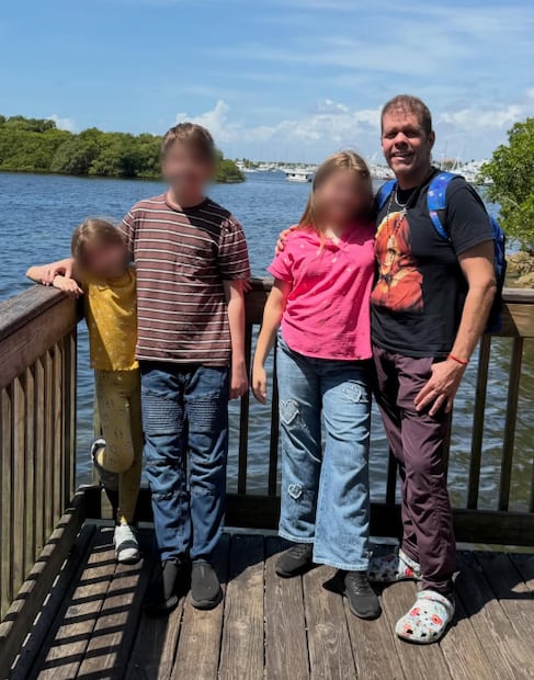 Perez Hilton con sus hijos.