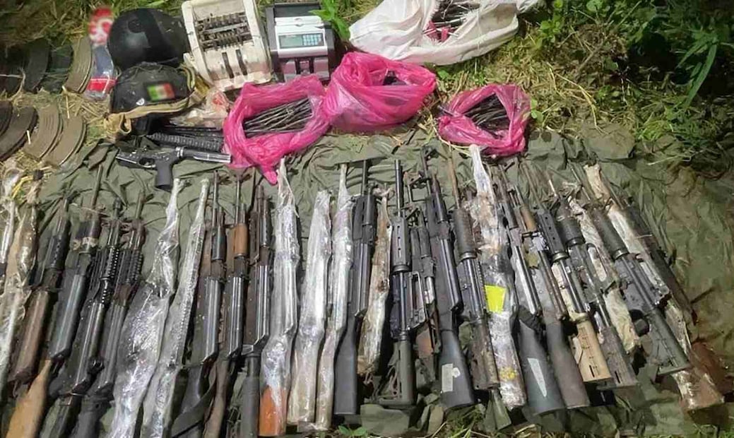 El Gabinete de Seguridad del Gobierno de México detuvo a 8 personas, localizó un campamento usado por el crimen organizado y aseguró armas de fuego y droga. Foto: X @GabSeguridadMX