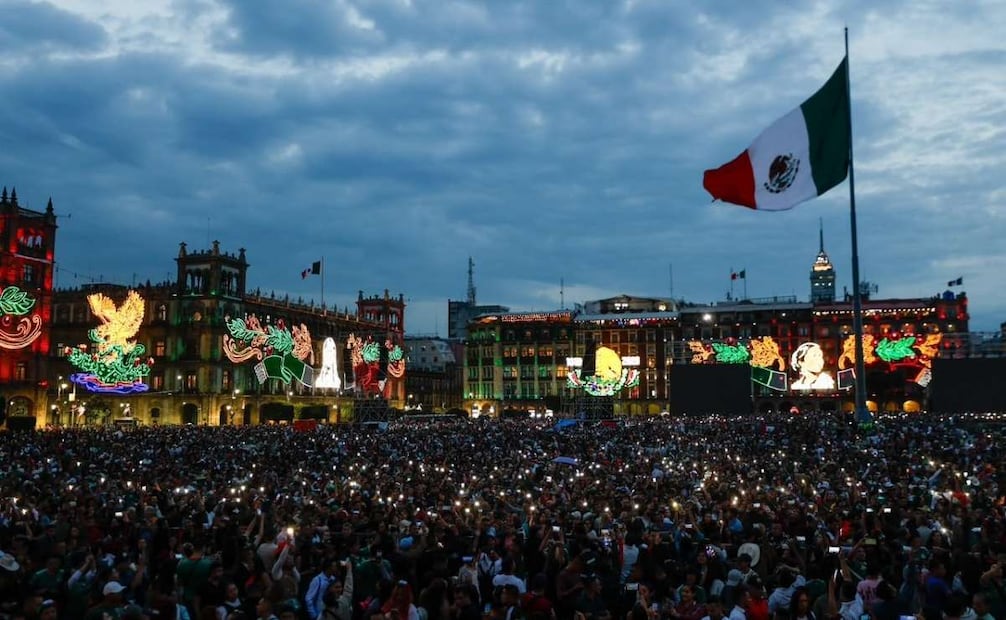 Desde las 12 del día, las personas comenzaron a llegar al Zócalo de la capital para apartar un lugar. 15/09/2026. | Foto: Diego Israel.