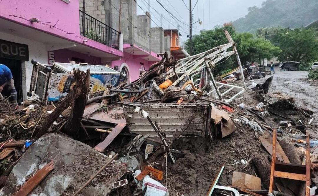 Autos, palos y enseres domésticos se acumulan entre cientos de toneladas de lodo. Foto: Especial