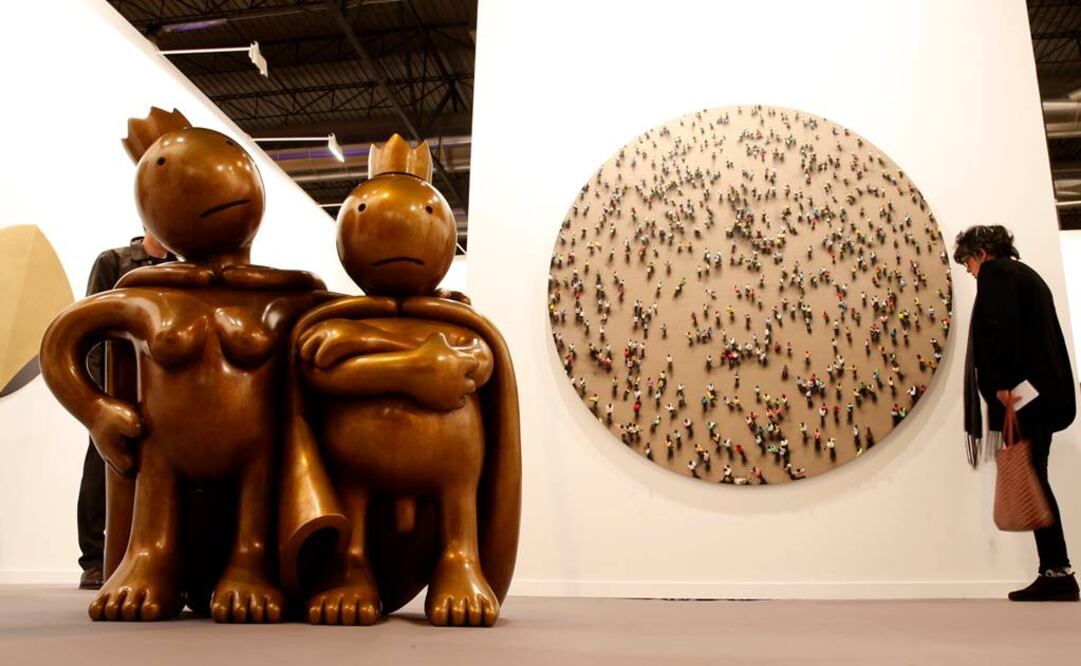 Una mujer junto a la escultura "Free Thinkers", del estadounidense Tom Otterness, una de las obras que la Galería Marlborough. (FOTO: EFE)