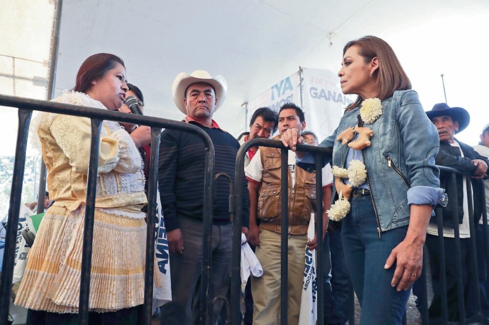 En el municipio Villa Victoria, Josefina Vázquez Mota dijo a los campesinos y a las mujeres mazahuas que sólo con el voto podrán hacer realidad un cambio de gobierno. (CRISTOPHER ROGEL BLANQUET. EL UNIVERSAL)