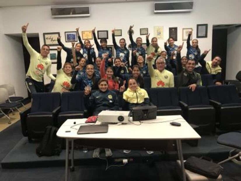 Entrenador de América femenil celebra con un "Goya"