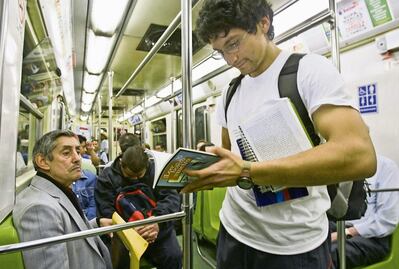 Mexicanos leen 3.9 libros, en promedio, en el último año