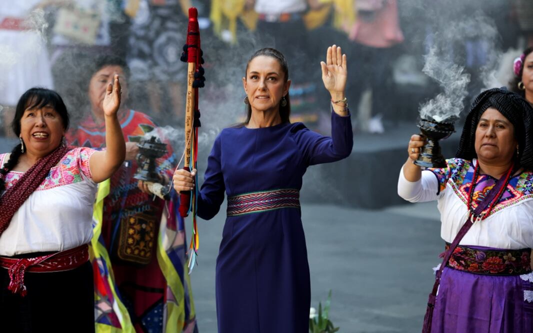 La presidenta Claudia Sheinbaum Pardo recibe de mano de mujeres autoridades indígenas el Bastón de Mando en el marco de la celebración del Día Internacional de las Mujer. Foto: Carlos Mejía/EL UNIVERSAL