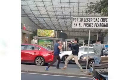 VIDEO: Graban a automovilistas “muy gallos” peleando tras incidente vial en la AO