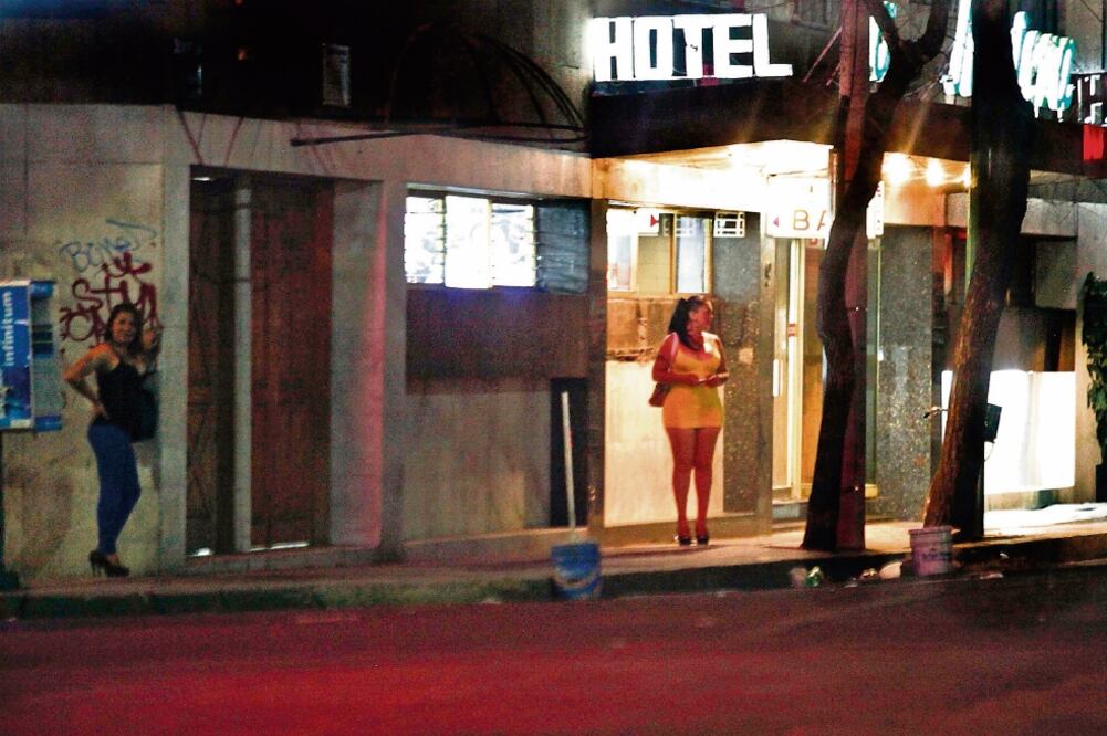 El Departamento de Estado afirma que mujeres sometidas a la prostitución en la Ciudad de México declararon que funcionarios utilizan la violencia durante los operativos de lucha contra la trata, y las obligan a firmar declaraciones (ARCHIVO. EL UNIVERSAL)